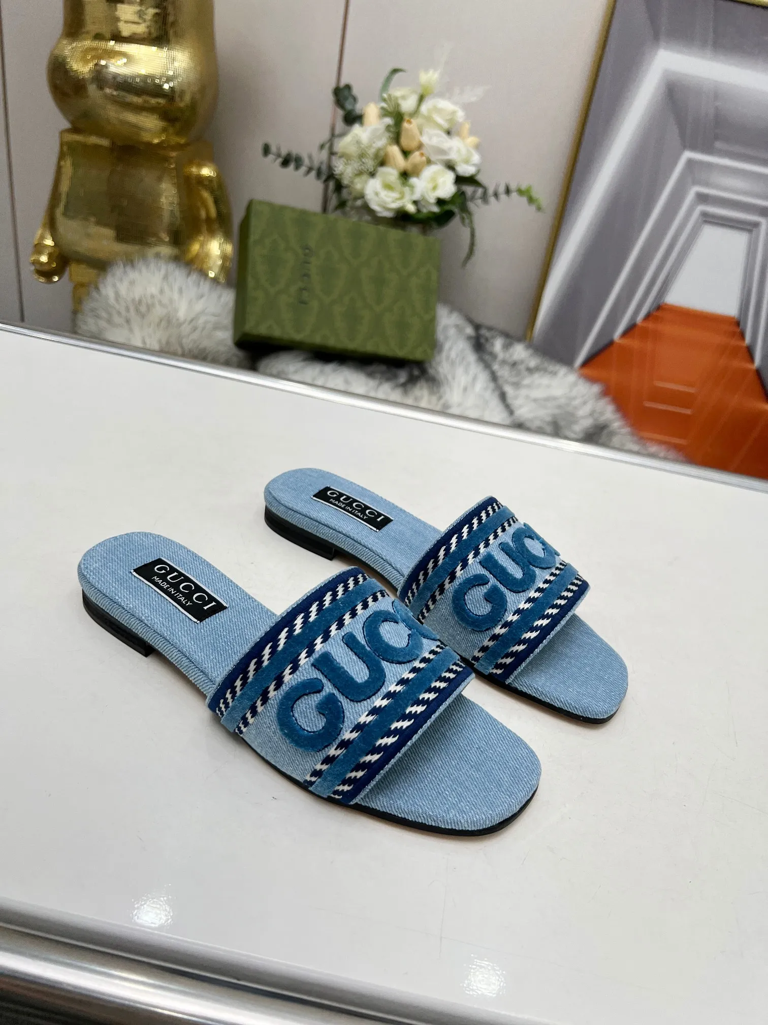 👟👟Ex-factory price 340👟👟 Genuine leather sole 200 Gucci 2024/Spring and summer new electric embroidery flat slippers hot style online —————————————— Perfect interpretation! The original development supports any comparison in the market! Carefully crafted materials! Months in the making! The pattern is extremely beautiful! Unique charm. The fabric is made from the original one-to-one ratio! Flash sale market free version! The thorn lines and three-dimensional effect are full! High-end and high-end Factory No.: 828-16 ꫛꫀꪝ Go➫ Materials: ❶ Upper: Electric embroidery environmentally friendly washed denim fabric ❷ Feet: imported sheepskin, lining sheepskin. ❸Outsole! Original Italian leather outsole ➕ Rubber outsole ........................................ ♡Size: 35-44 ♡Colour: 1cm
